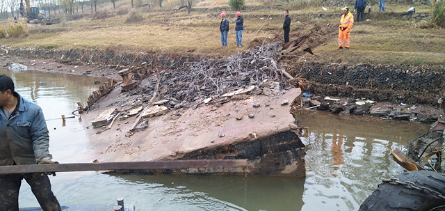 24米水泥沉船打捞上岸，公益诉讼护卫湘江航道安全